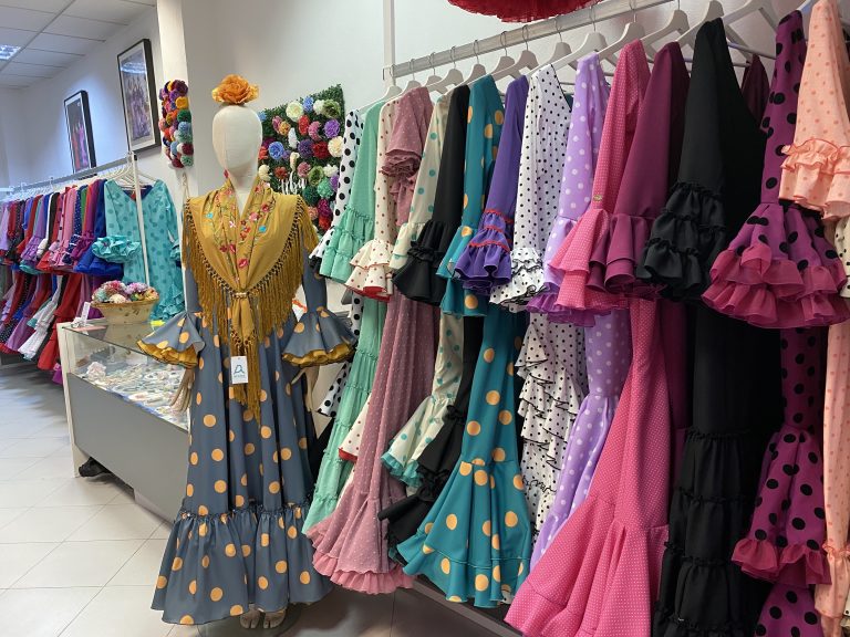 Al Alba Moda Flamenca renueva su colección con trajes exclusivos, mantoncillos artesanos y ramilletes únicos