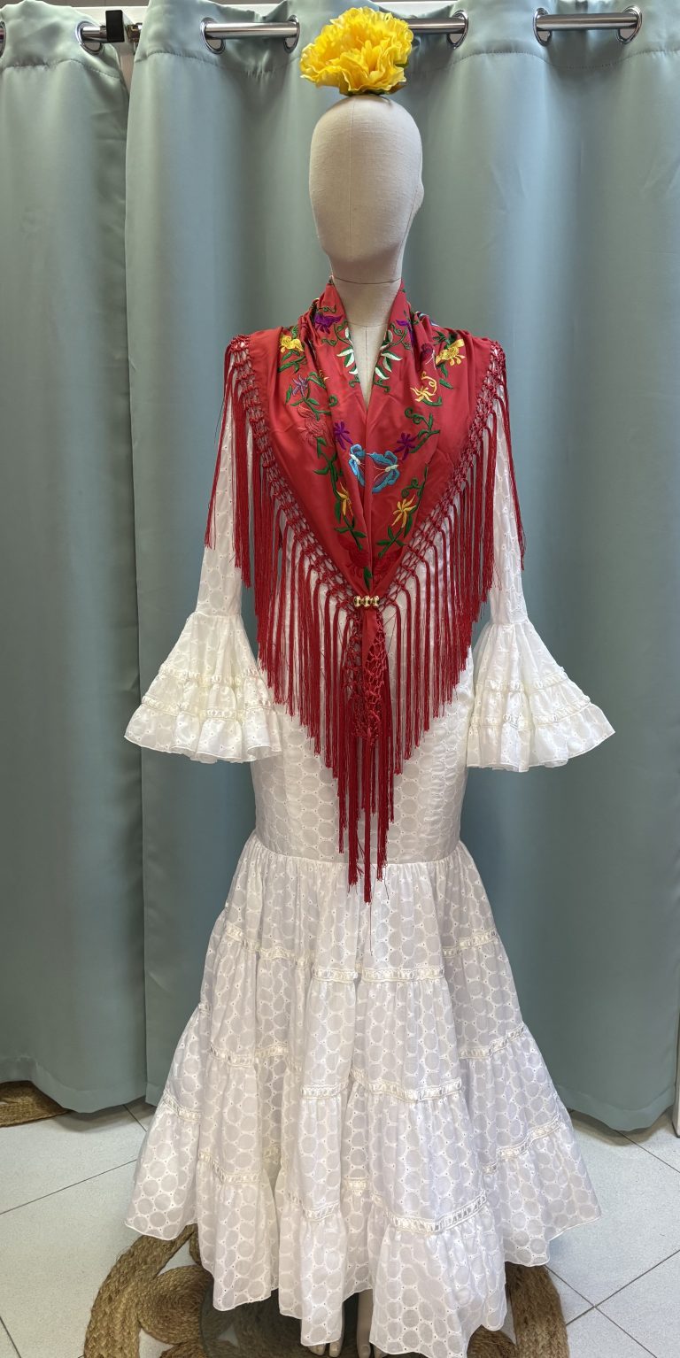 Al Alba Moda Flamenca repone su colección con nuevos trajes, ramilletes únicos y mantoncillos artesanos