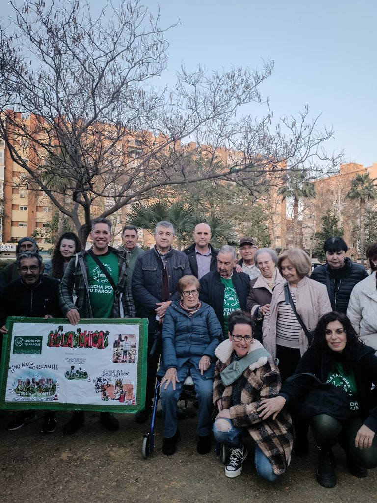 Sindicatos y vecinos de Isla Chica se unen contra el proyecto del centro comercial en el antiguo estadio