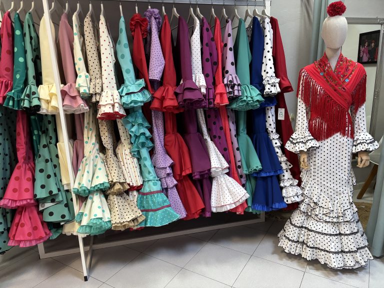 Moguer acoge el Desfile de Moda Flamenca 2025 con la participación de Al Alba Moda Flamenca