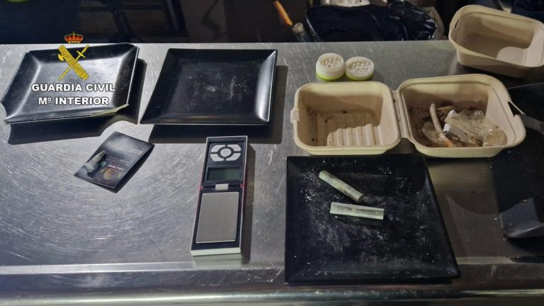 La Guardia Civil desmantela un punto de venta y consumo de drogas en un pub de Aroche