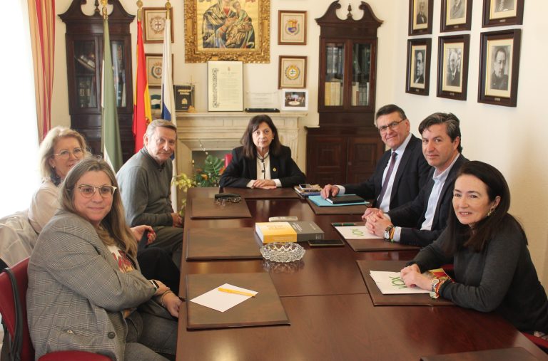 El Colegio de Médicos y VOX analizan la situación crítica de la sanidad en Huelva