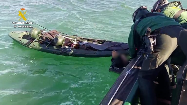 La Guardia Civil rescata a un kayakista a la deriva frente a la costa de El Portil
