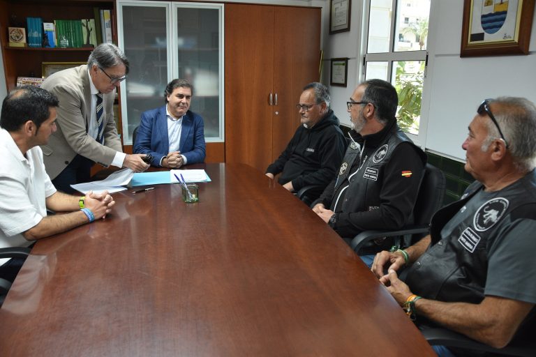 El Ayuntamiento de Punta Umbría cede oficialmente un local municipal al Moto Group ‘Los Camaleones’