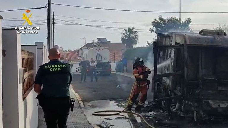 Un incendio en un vehículo de limpieza moviliza a la Guardia Civil y Policía Local en Punta Umbría