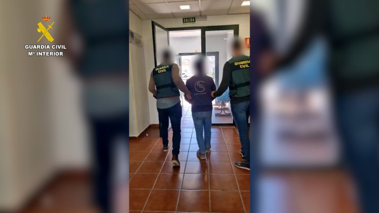 Detenido un hombre por drogar a dos mujeres en un bar de El Rocío aprovechando un momento de distracción