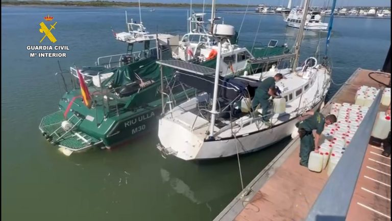 Intervenido en el río Piedras un velero con 7.300 litros de combustible destinado presuntamente al narcotráfico