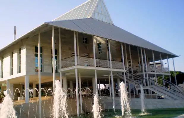 El alcalde de Punta Umbría sugiere que la renuncia de Manuela Pomares está relacionada con la pérdida de su sueldo como portavoz