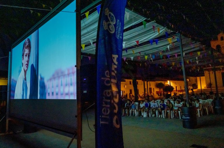 La magia del cine al aire libre vuelve a los pueblos onubenses con el programa ‘Tierra de Cultura’