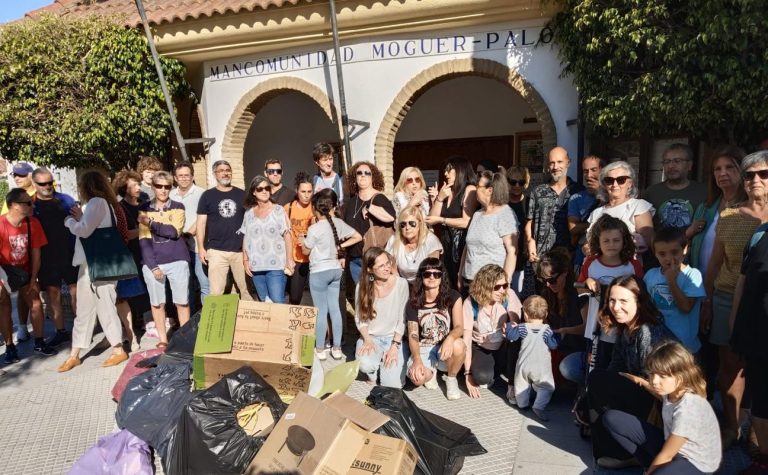 Vecinos de Mazagón protestan por la situación de abandono del núcleo urbano y reclaman soluciones urgentes