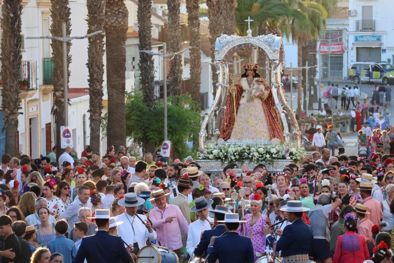 Aljaraque honra a su patrona con una multitudinaria ofrenda floral en la víspera de su romería