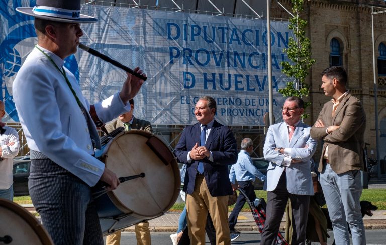 La Diputación de Huelva entrega su ofrenda floral a la Hermandad del Rocío y desea una feliz romería a sus peregrinos