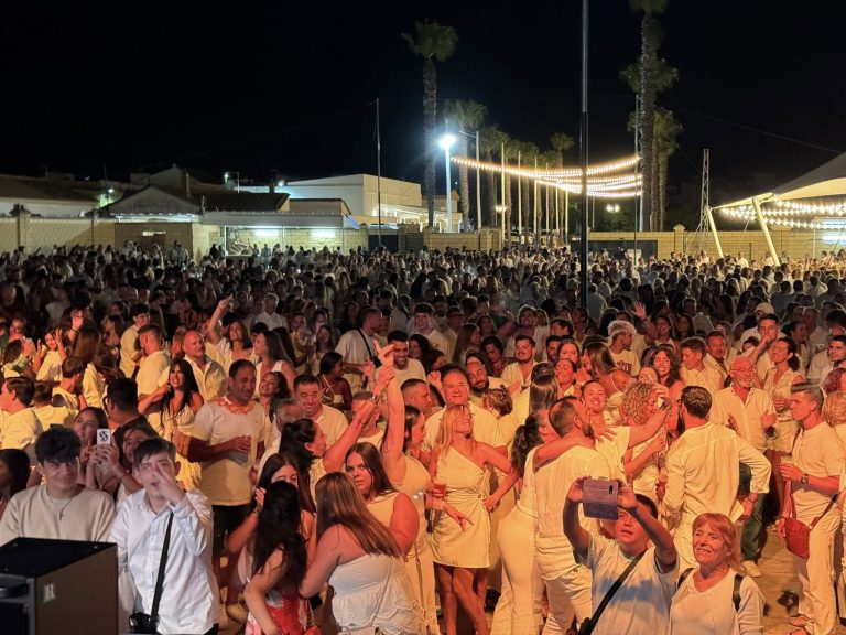 Aljaraque se viste de blanco en una noche mágica de música y diversión para todos