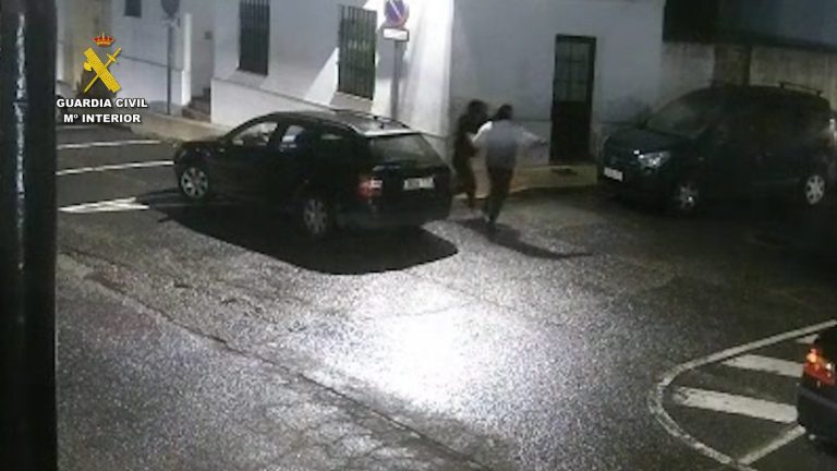 Detenidos dos individuos por una oleada de robos en vehículos en la Sierra de Huelva