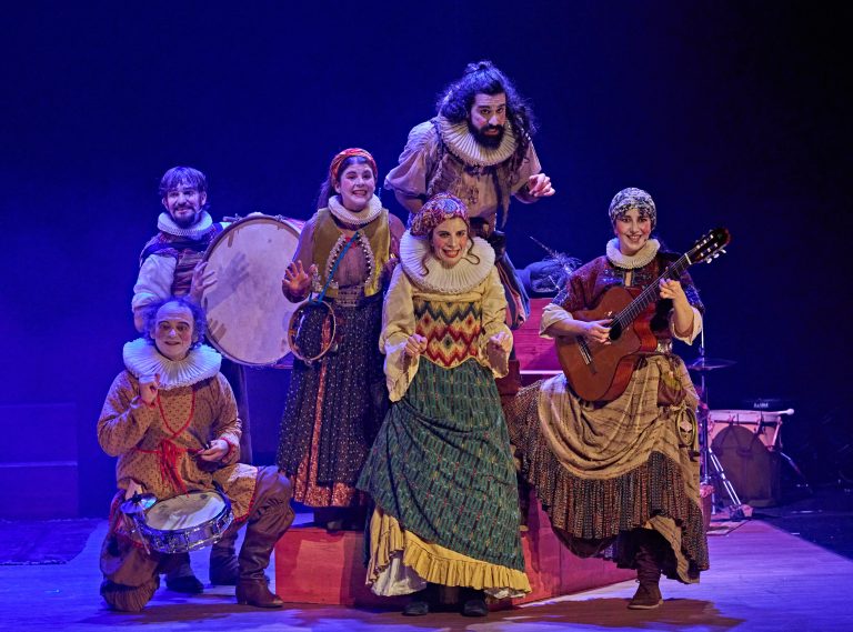 ‘Farra’, el cabaret barroco que une locura, música y magia, llega al Castillo de Niebla este sábado