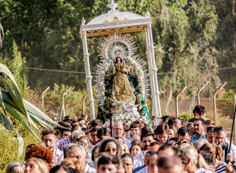 Moguer recibe a su Patrona entre vítores, flores y una multitud entregada