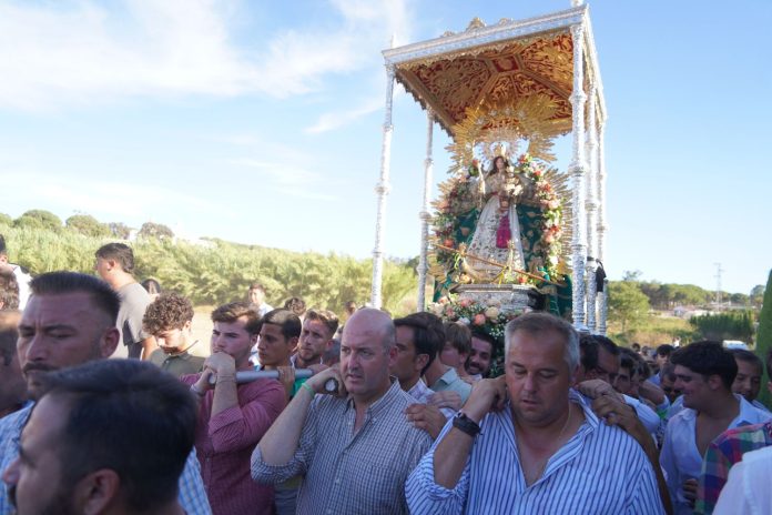 Los costaleros volverán a portar a la reina de los moguereños