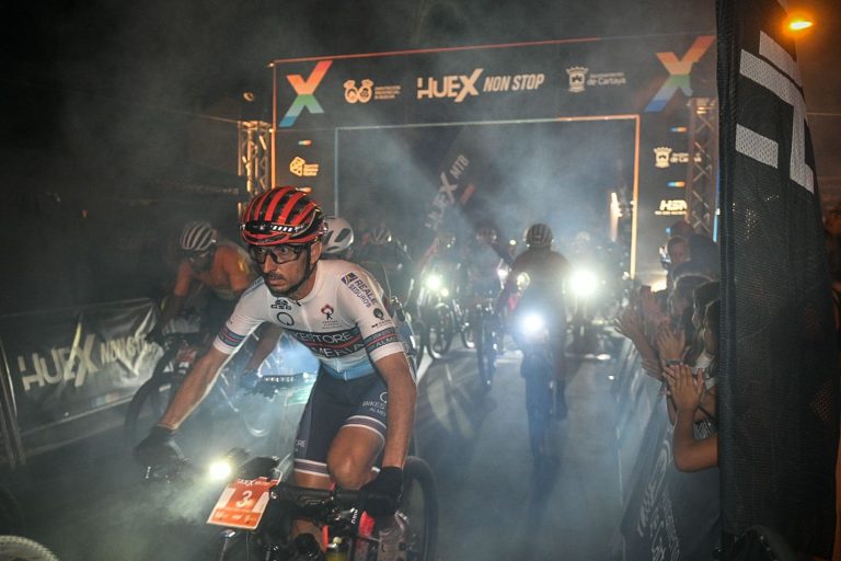 Anna Bachmann y Francisco Javier Macías junto a Óscar Villegas conquistan la HUEX NON STOP 2025