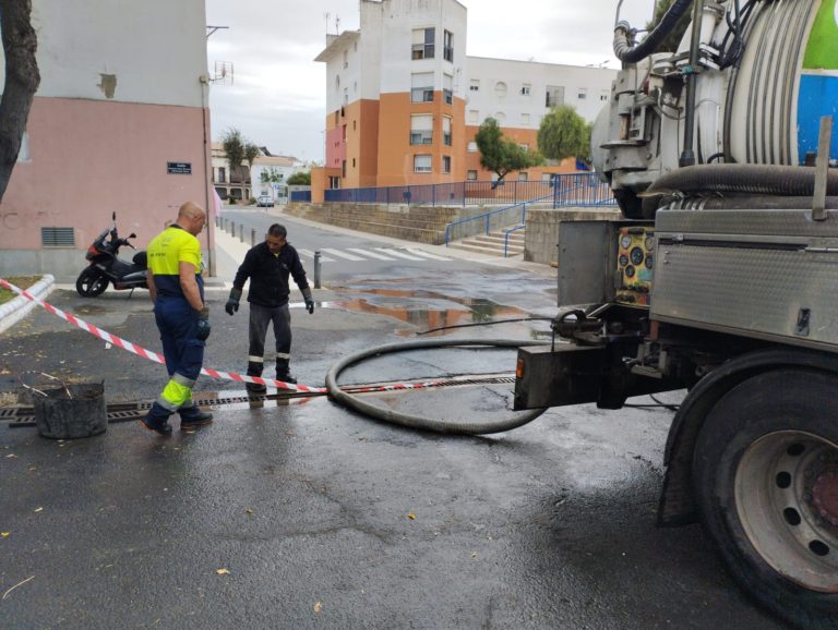 Punta Umbría refuerza la limpieza de imbornales y sumideros con una campaña preventiva ante las lluvias