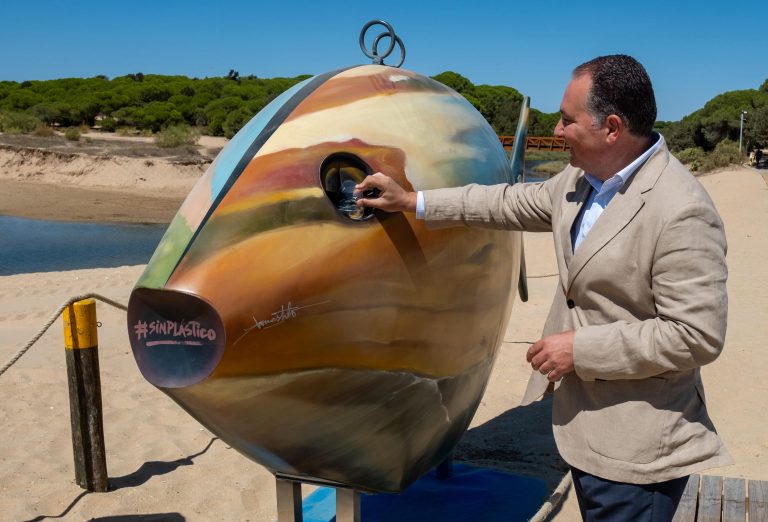 “El pescaíto come plástico”: campaña de concienciación ambiental en las playas de Punta Umbría