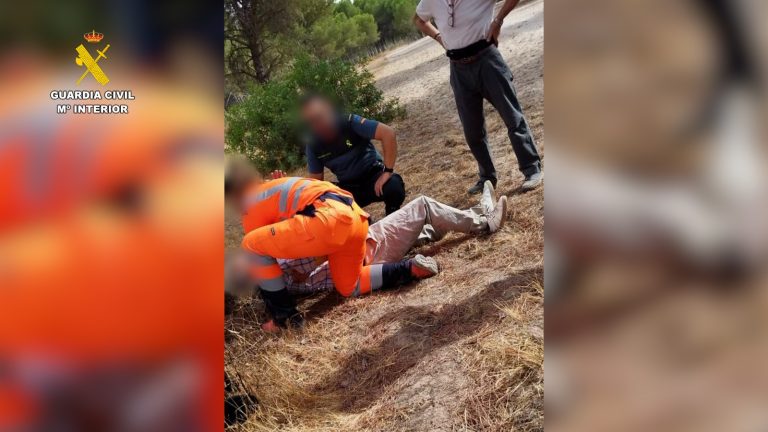 La Guardia Civil auxilia a un hombre desvanecido en el camino hacia la Aldea del Rocío