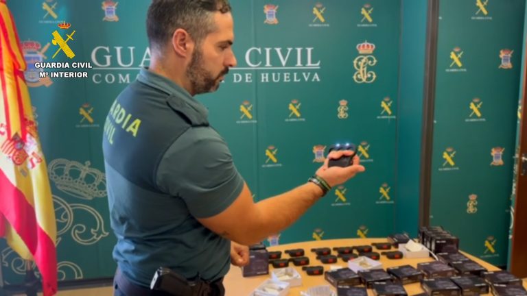 La Guardia Civil interviene 451 “puños americanos” con descarga eléctrica en un almacén de San Juan del Puerto