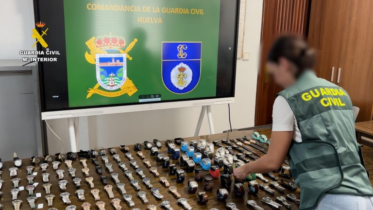 La Guardia Civil intercepta en el Puerto de Huelva una furgoneta con casi 200 relojes falsificados valorados en 15 millones de euros