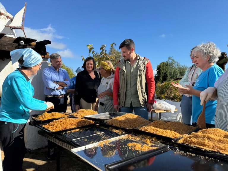 El alcalde de Aljaraque visita el Belén de Corrales durante la tradicional jornada de elaboración de migas