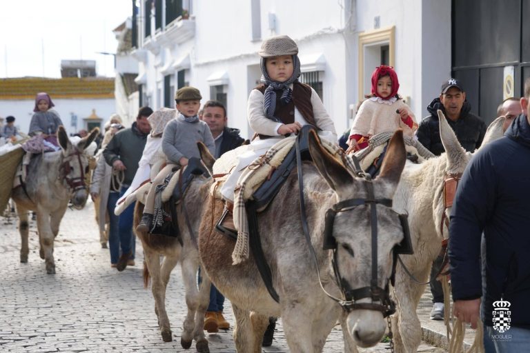 Los niños de Moguer y decenas de borriquillos rinden homenaje a Juan Ramón Jiménez en el aniversario de su nacimiento
