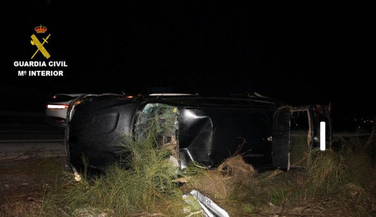 Investigan a un conductor que cuadruplicaba la tasa de alcohol tras un accidente con vuelco en Palos de la Frontera