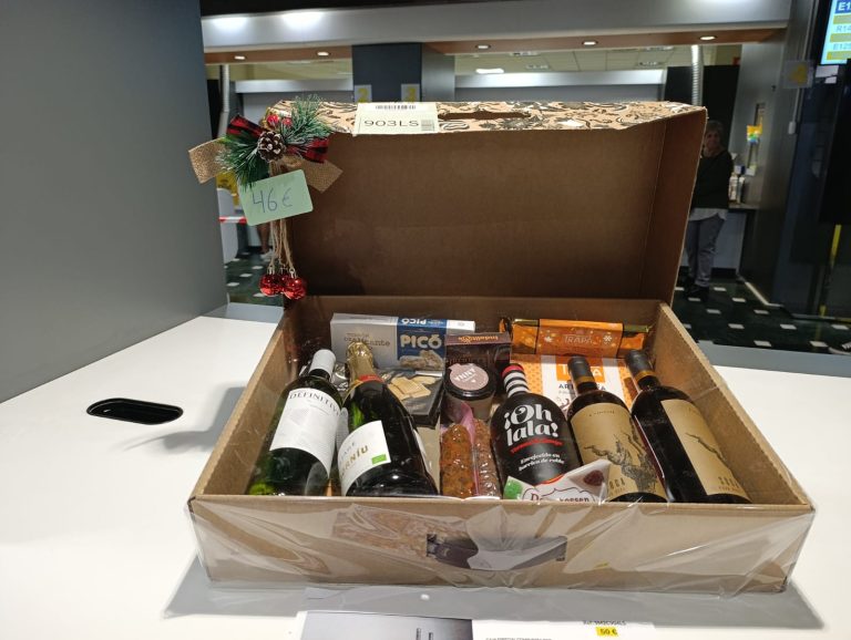 Correos activa en Andalucía su servicio especial de cestas navideñas con entrega gratuita a domicilio