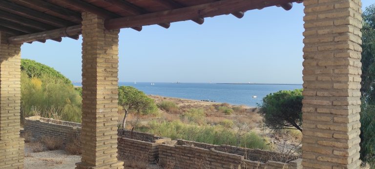 El porche de la antigua Casa de los Prácticos: el balcón natural más emblemático de Mazagón