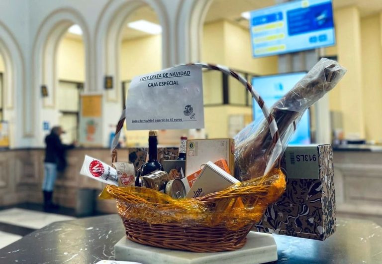 Correos facilita la compra y envío de cestas navideñas en toda la provincia de Huelva a través de sus 31 oficinas y del servicio rural