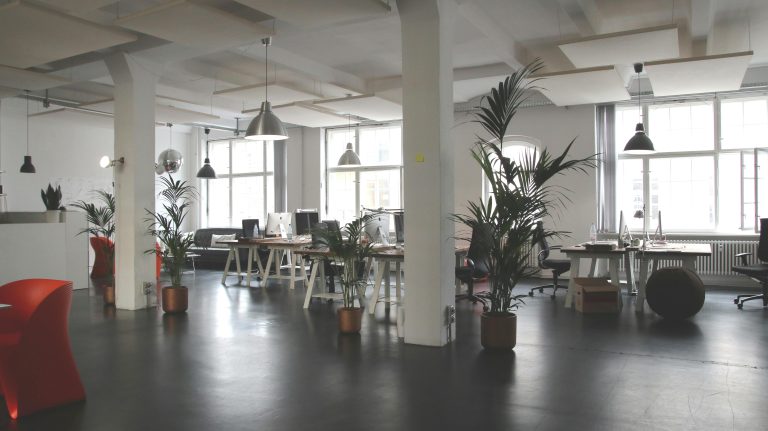 Servicio de limpieza de oficinas en Madrid: claves para mantener tu empresa impecable