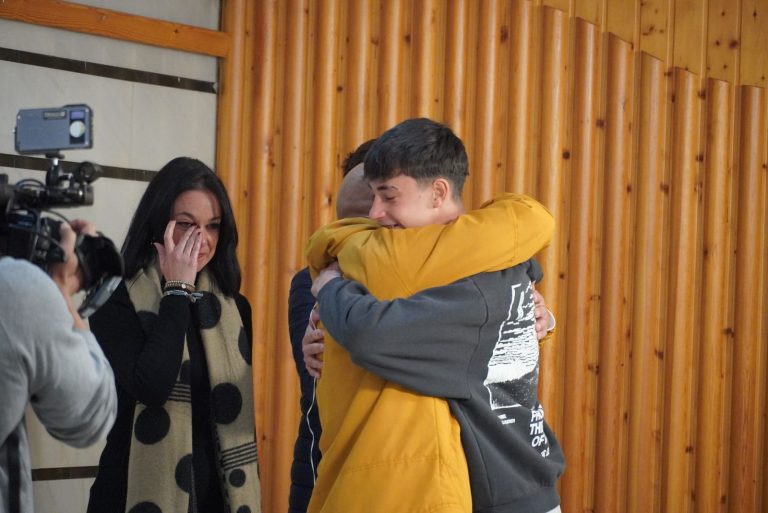 Punta Umbría honra la solidaridad tras la tragedia ferroviaria con un reencuentro cargado de humanidad