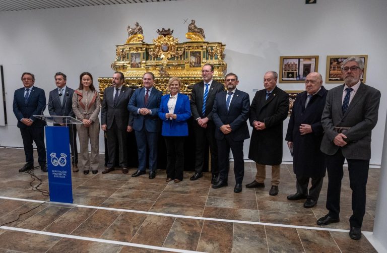 La Sala de la Provincia abre la exposición “Por la Santa Cruz, a la luz”, un recorrido por el patrimonio de la Cofradía de la Santa Cruz de Huelva