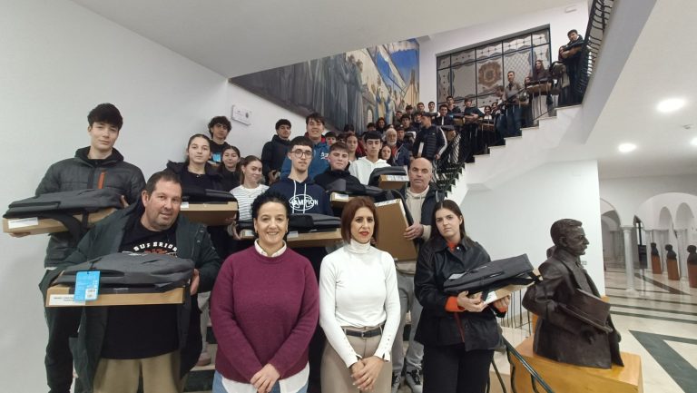 El Ayuntamiento de Palos de la Frontera refuerza la educación local con la entrega de 54 kits tecnológicos a estudiantes