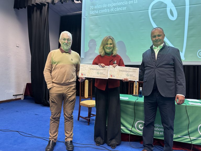 La Comunidad de Regantes de Palos entrega a la AECC un donativo tras el éxito del Belén solidario