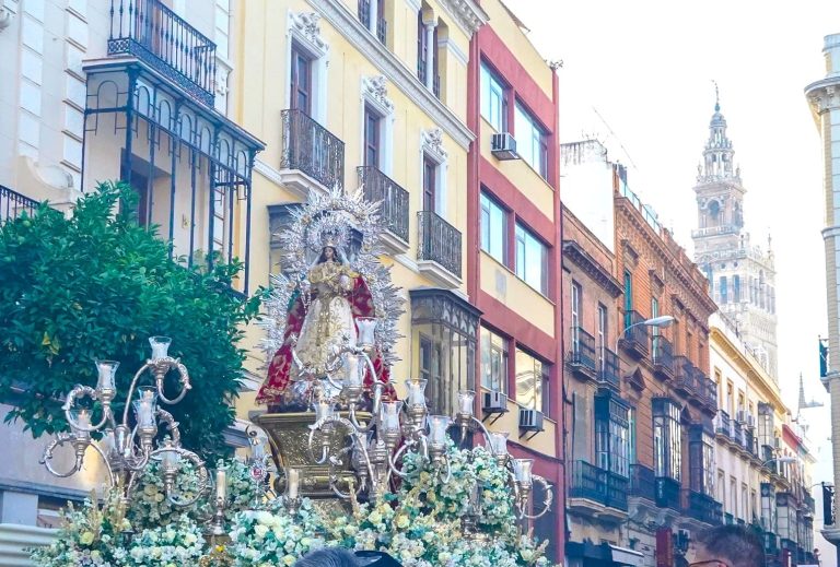 La Virgen de Montemayor vuelve a procesionar por Sevilla en una jornada histórica de fe y hermandad