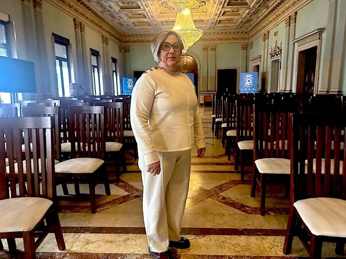 Monica Rossi en el salón de plenos vacío (1)