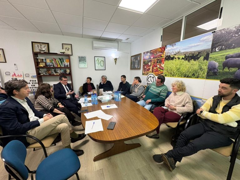 VOX Huelva aborda con Ovipor las amenazas del sector ganadero ante los acuerdos con Mercosur