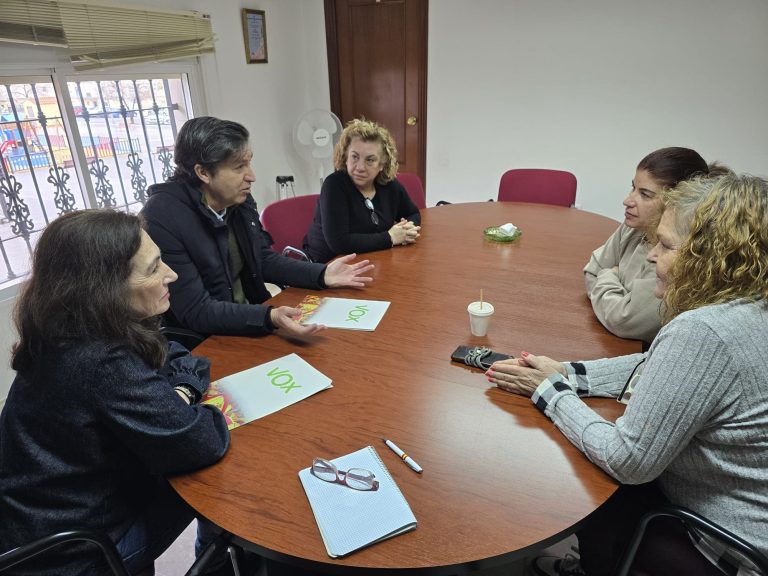 VOX recoge las demandas vecinales en Isla Chica y exige soluciones urgentes al equipo de Gobierno