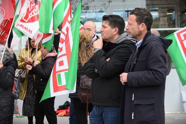 Los sindicatos educativos se movilizan en Huelva en defensa de los recursos para alumnado vulnerable y la movilidad del profesorado