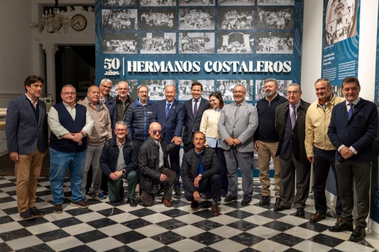Medio siglo bajo el costal: una exposición recorre los 50 años de las cuadrillas de hermanos costaleros en Huelva