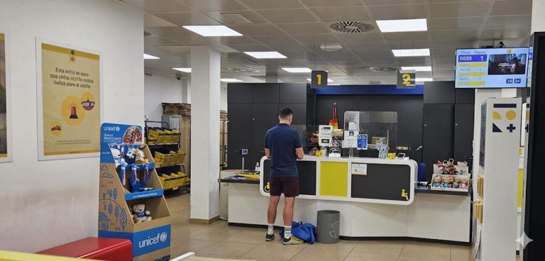 Las solicitudes de regularización de inmigrantes podrán presentarse en oficinas de Correos a partir del 20 de abril